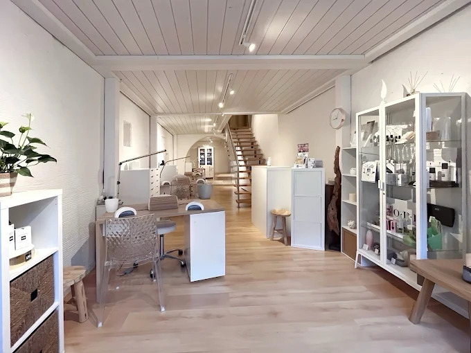 Vitrine de l'institut Graine de beauté présentant les œuvres de Pigmento36